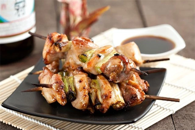 Yakitori. Là món thịt nướng bằng xiên và xâu lại với nhau trên que trong ẩm thực Nhật Bản. Yakitori được làm bằng cách xiên các miếng thịt gà hoặc các loại thịt khác vào một thanh tre và nướng trên than.