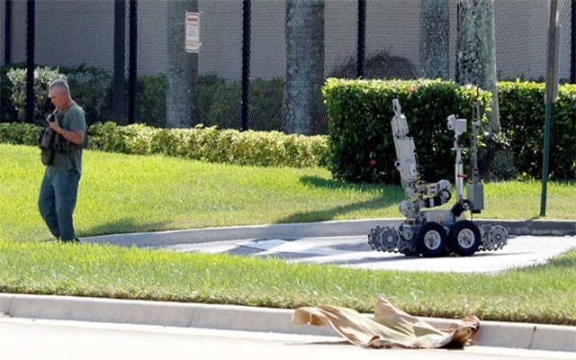  Thành viên đội gỡ bom vận hành robot trong chiến dịch tìm bom bưu kiện ở Florida.
