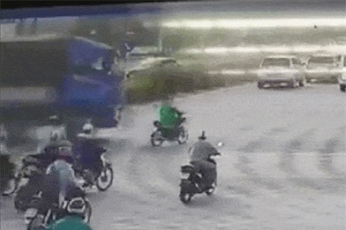 Clip: Suýt mất mạng vì vượt đèn đỏ ở TP.HCM