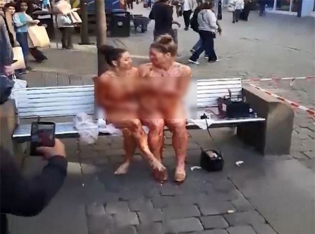 Hai cô gái khỏa thân giữa tuyến đường đông khiến nhiều người kinh ngạc