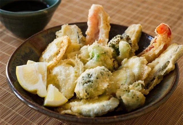 Tempura. Món ăn đặc trưng của Nhật Bản gồm các loại hải sản, rau, củ tẩm bột mì rán ngập trong dầu. Thành phần chính trong nguyên liệu làm tempura là các loại hải sản, phổ biến nhất là tôm, mực, cá, một số loại rau củ như bí ngô, cà, khoai lang, lá tía tô, ớt ngọt, đậu ván… Tempura được dùng khi uống bia, rượu, ăn với cơm hoặc với mì soba, udon.