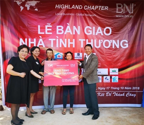 Đại diện BNI Lâm Đồng và chính quyền địa phương bàn giao nhà cho gia đình anh Phạm Minh Thanh (ảnh VH).
