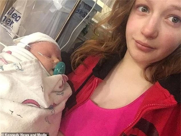 Mẹ để người lạ đến chơi hôn con mới sinh khiến bé 8 tuần tuổi tử vong