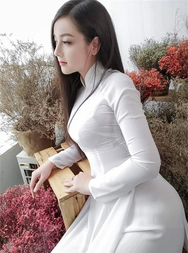 nhan sac nong bong cua co gai chup anh ao dai dep nhu mai phuong thuy hinh anh 3