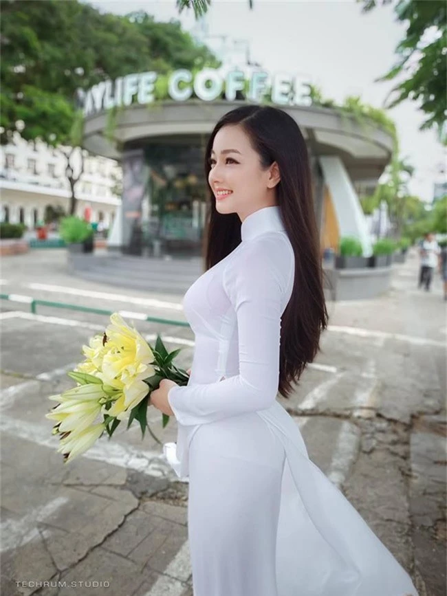 nhan sac nong bong cua co gai chup anh ao dai dep nhu mai phuong thuy hinh anh 5