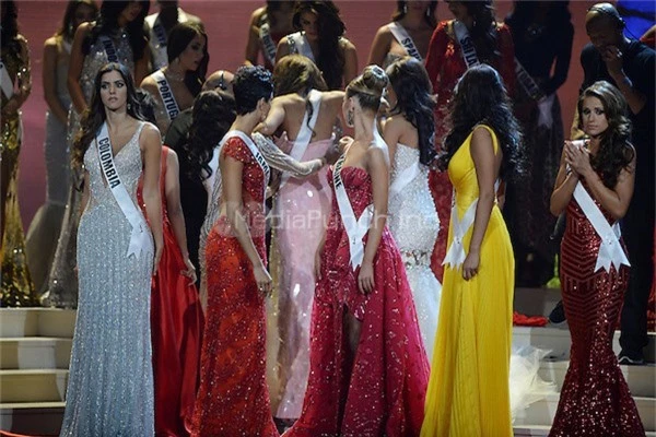 Một hoa hậu khác của Puerto Rico gặp tai nạn vì kiệt sức trên sân khấu Miss Universe là Gabriela Berrios. Năm 2014, trong khi đứng chờ đương kim hoa hậu phát biểu về một năm đảm nhiệm sứ mệnh, Gabriela đã bị chóng mặt và ngã khuỵu. May mắn, cô được các thí sinh đứng bên đỡ tay và sau đó được nhân viên dìu vào cánh gà. Chiếc váy bó sát cộng với sự căng thẳng và mệt mỏi được cho là nguyên nhân khiến người đẹp bị tụt huyết áp. Năm đó, người đẹp Colombia (bên trái) đăng quang Hoa hậu Hoàn vũ.