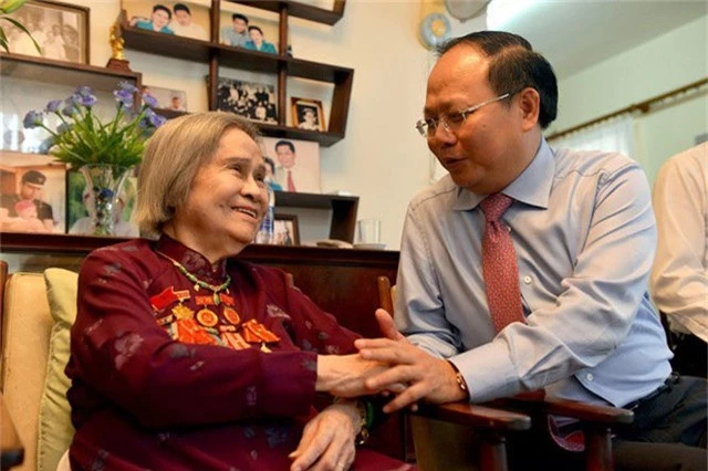 
Lãnh đạo TPHCM thăm hỏi sức khỏe bà Nguyễn Thị Vân, phu nhân cố Tổng Bí thư Lê Duẩn, hồi tháng 4/2017.
