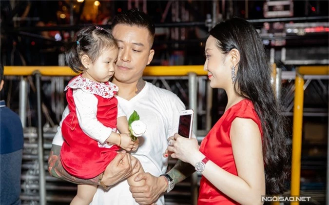 Trước giờ lên sân khấu, cựu thành viên Quả Dưa Hấu dành thời gian bế ẵm con gái Son. Cô nhóc được mẹ cho mặc váy đỏ ton sur ton.