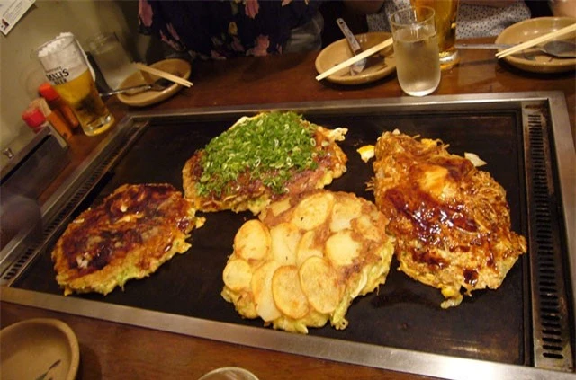 Okonomiyaki (bánh xèo Nhật Bản). Là loại bánh mặn áp chảo gồm nhiều loại nguyên liệu. Nguyên liệu làm đế bánh và làm nhân thay đổi tùy từng vùng. Okonomiyaki là món ăn đặc trưng của vùng Kansai và Hiroshima.