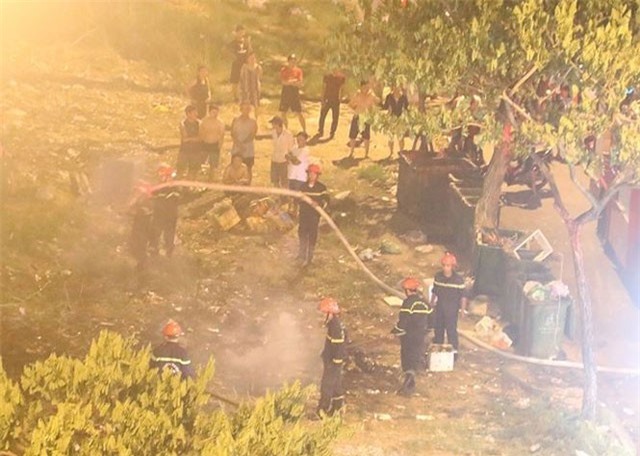 Bãi tập kết rác phát hỏa, trăm hộ dân hết hồn tưởng cháy chung cư