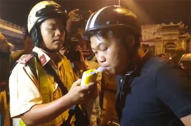 Clip: Sau vụ ô tô BMW gây tai nạn kinh hoàng, CSGT kiểm tra nồng độ cồn ở Hàng Xanh