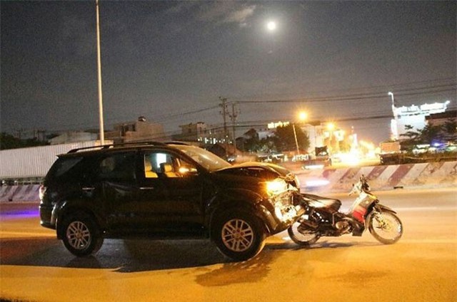 Ô tô 'điên' gây tai nạn liên hoàn, ít nhất 5 người nhập viện