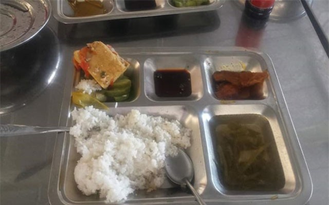 Cả trăm công nhân nhập viện với các triệu chứng ngộ độc thực phẩm