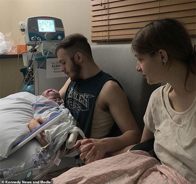 Mẹ để người lạ đến chơi hôn con mới sinh khiến bé 8 tuần tuổi tử vong