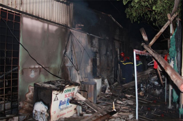 Mâu thuẫn gia đình, chồng đổ xăng đốt nhà khiến 3 người bỏng nặng