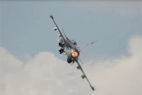 Clip: Cận cảnh những pha nhào lộn cực đỉnh tiêm kích JAS-39