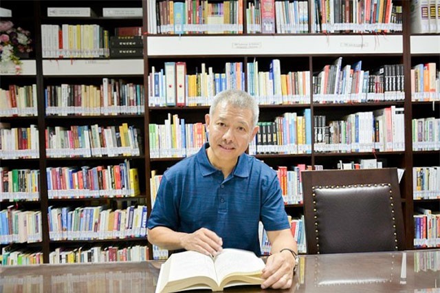 'Giáo sư quần đùi’ Trương Nguyện Thành: 'Học sinh, sinh viên Mỹ mặc lộ nội y là bị đuổi về ngay'