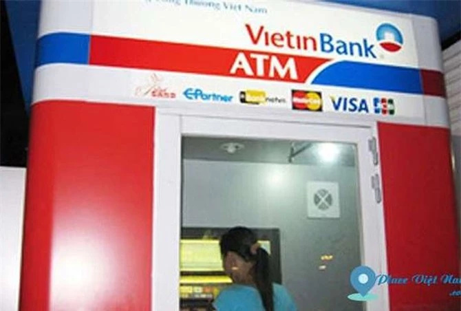 Bắt đối tượng rút trộm tiền của hàng loạt khách hàng Vietinbank. Ngày 26/10, đại diện Ngân hàng TMCP Công thương Việt Nam (Vietinbank) cho biết, cơ quan công an đã bắt được đối tượng liên quan đến vụ hàng loạt khách hàng sử dụng ATM của ngân hàng này bị rút trộm tiền. (CHI TIẾT)