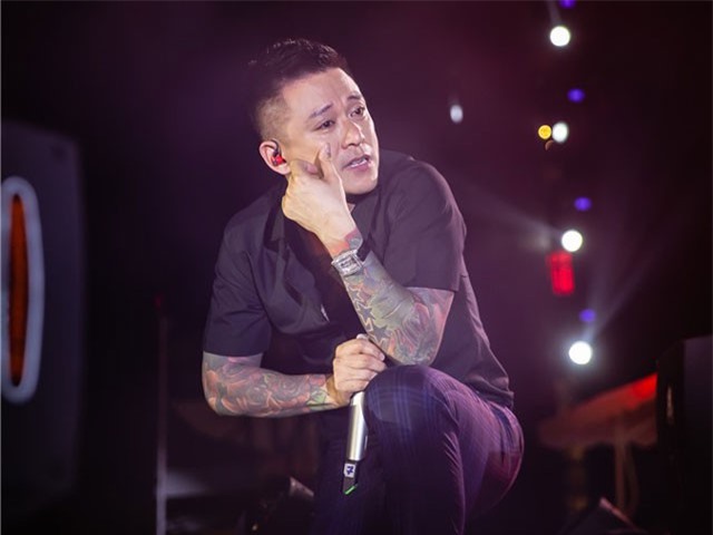 Tuấn Hưng ngừng hát khuyên khán giả không đánh nhau