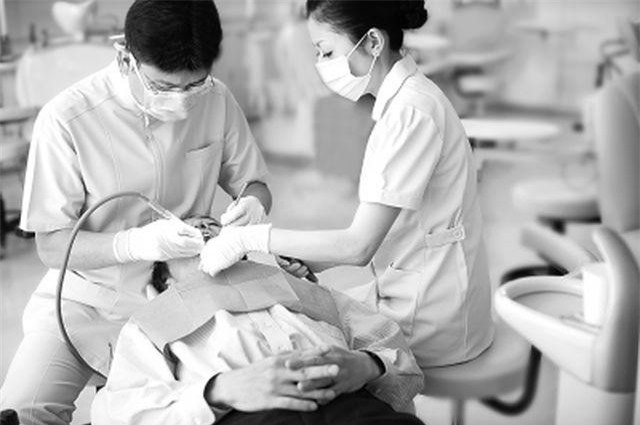 Người đàn ông bị sốt sau khi nhổ răng, đi khám phát hiện bệnh nguy hiểm