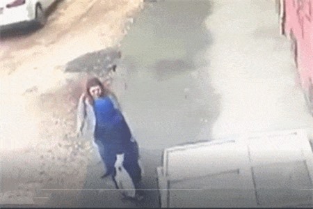 Clip: Hai người phụ nữ bất ngờ bị hố tử thần ‘nuốt chửng’ khi đang mải ‘buôn chuyện’