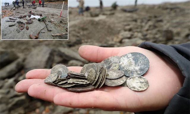 Kho báu trên "con tàu ma" bất ngờ xuất hiện bên bờ sông