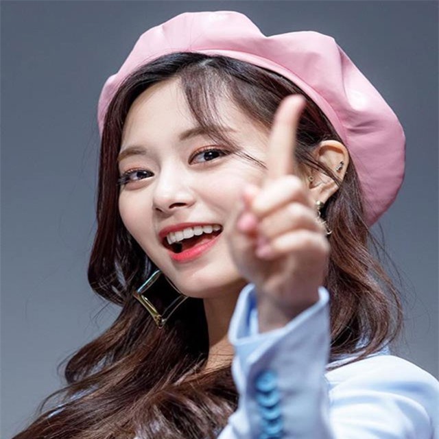 Cô gái có gương mặt đẹp nhất thế giới luôn nằm thẳng để làm gì?