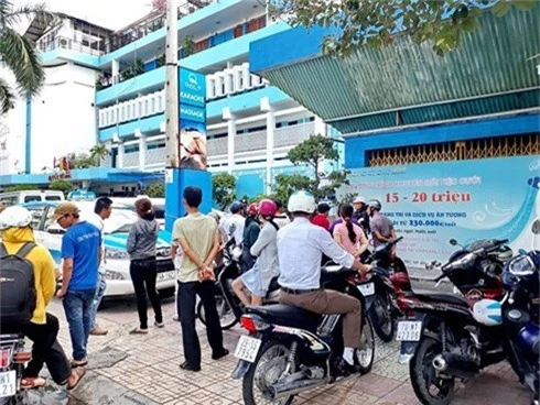Nhiều người dân đến trước khách sạn Quốc Tế tìm hiểu vụ việc trong buổi sáng cùng ngày