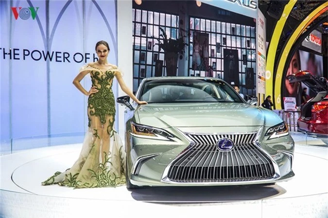 chi tiet lexus es300h vua ra mat tai trien lam o to viet nam 2018 hinh 1