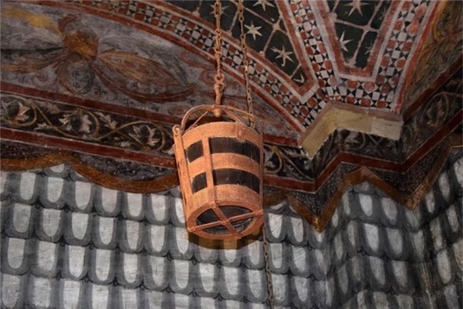 Chiếc thùng vẫn được lưu giữ nó trong tầng hầm của tháp chuông Torre della Ghirlandina. Ảnh: Amusing Planet
