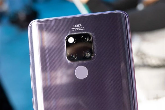 Huawei Mate 20 X cũng sở hữu 3 camera sau 40 MP, f/1.8 cho khả năng chụp ảnh thiếu sáng, cảm biến 20 MP, f/2.2 chụp ảnh góc siêu rộng, ống kính tele 8 MP, f/2.4 cho khả năng zoom quang học 5x, hỗ trợ chống rung quang học (OIS). Cả 3 ống kính này đều hỗ trợ lấy nét bằng laser, lấy nét theo pha. Ba camera sau của Huawei Mate 20 X đều được sản xuất bởi hãng Leica, trang bị đèn flash LED kép, quay video 4K tốc độ 30 khung hình/giây hoặc HD tốc độ 960 khung hình/giây. 