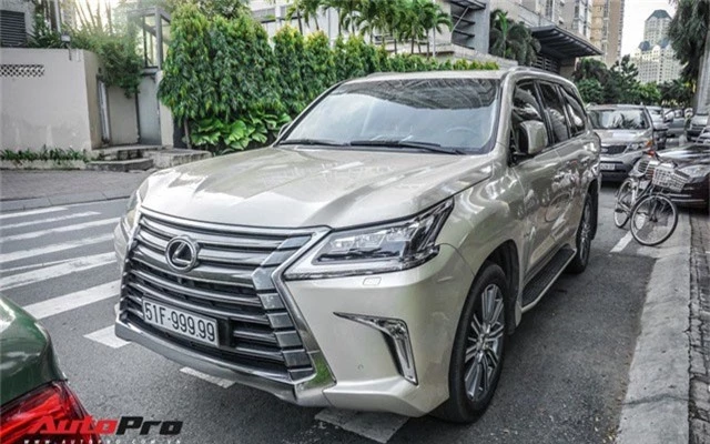 'Soi' Lexus LX570 màu lạ của đại gia Sài Gòn mang biển số ngũ quý 9. Chiếc Lexus LX570 này không chỉ sở hữu lớp sơn màu khá độc mà còn sở hữu biển số tứ quý 9 cực đẹp. (CHI TIẾT)