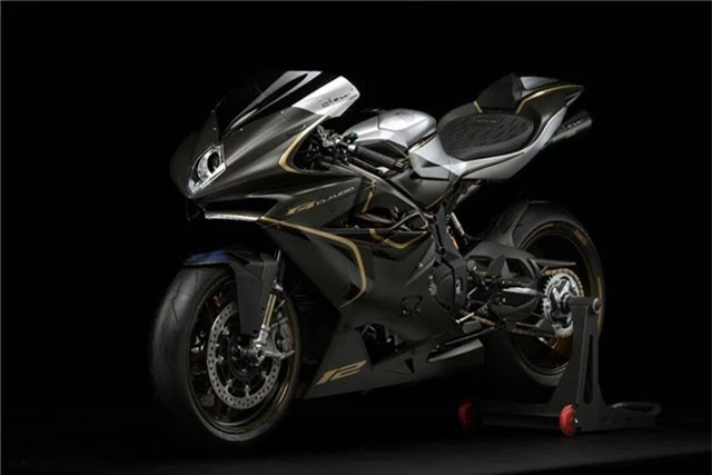 Ngắm MV Agusta F4 bản đặc biệt ra mắt, giá không dưới 100.000 USD. F4 Claudio Castiglioni Edition ra đời nhằm tri ân doanh nhân Claudio Castiglioni, cũng là lời tạm biệt đối với mẫu superbike F4 mang tính biểu tượng. (CHI TIẾT)