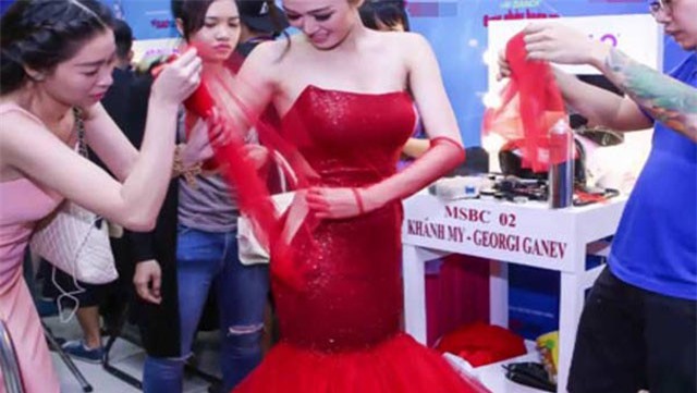 Hoàng Thuỳ Linh, Trấn Thành... làm gì khi bị bục chỉ, bung khoá trước bao người?