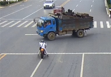 Clip: Xe máy đâm nổ xe tải, lửa bùng phát dữ dội