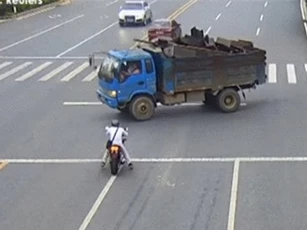 Clip: Xe máy đâm nổ xe tải, lửa bùng phát dữ dội