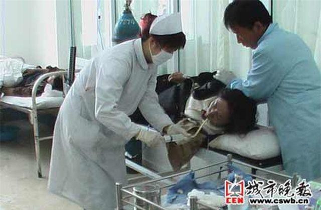 Một gia đình 6 người bị trúng độc phải nhập viện chỉ vì xào rau không đúng cách