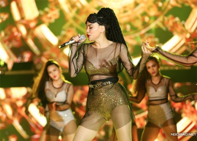 Hồ Ngọc Hà mặc gợi cảm, hát hết mình trên sân khấu