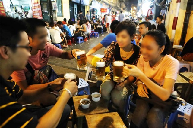 Khi phụ nữ nhậu: Trăm sự đều là 'dính' tới đàn ông