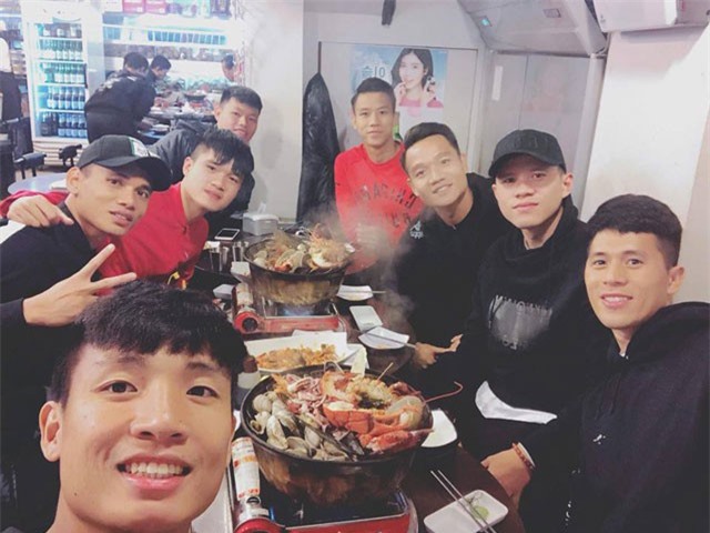 Tuyển Việt Nam chê phở Hàn Quốc, Công Phượng khoe thiệp cưới khiến fan giật mình