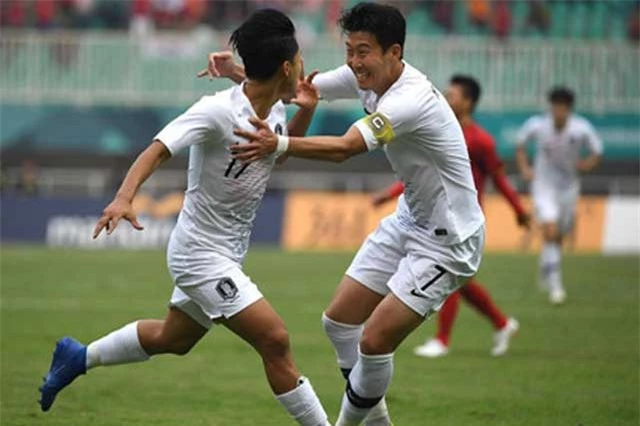 Ngôi sao Son Heung-min (phải) đã được miễn nghĩa vụ quân sự khi đoạt HCV bóng đá nam ASIAD 18 vừa qua AFP