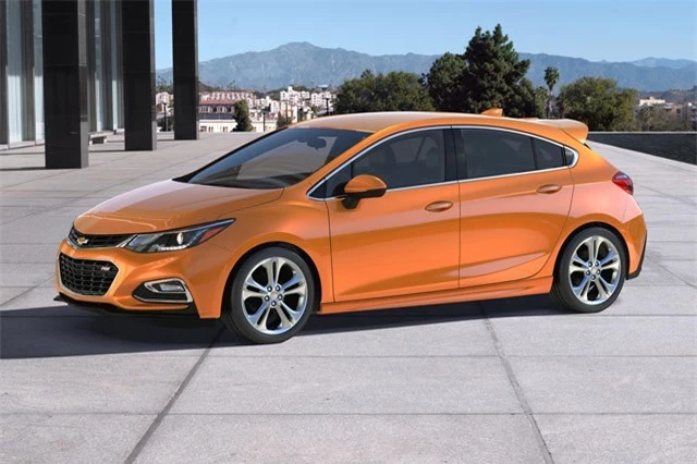 1. Chevrolet Cruze Hatchback 2018 (giá khởi điểm: 22.195 USD).