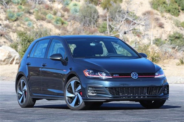 10. Volkswagen Golf GTI 2018 (giá khởi điểm: 26.415 USD).