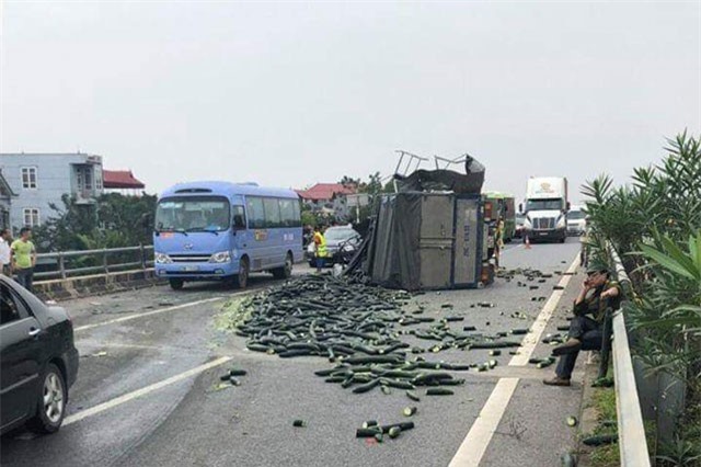 Clip: Xe tải đâm xe khách, cao tốc Nội Bài-Lào Cai tắc gần 20 km