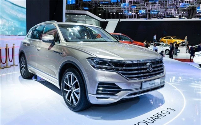 Chưa mở bán, Volkswagen Touareg 2019 đã hút khách tại Việt Nam. Mặc dù mới được nhập về dưới dạng thăm dò thị trường, VW Touareg thế hệ mới đã được 30 khách sẵn sàng đặt cọc để nhận xe sớm. (CHI TIẾT)