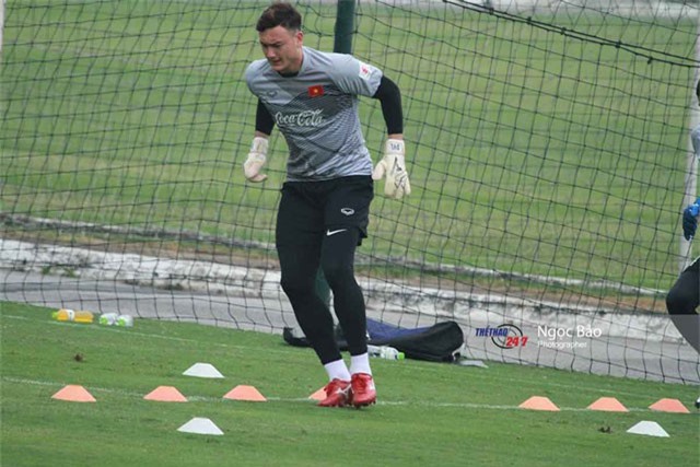 HLV Lê Thụy Hải dự đoán tương lai mờ mịt của Bùi Tiến Dũng, ủng hộ Văn Lâm