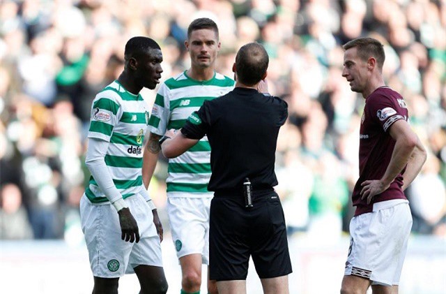 Clip: Cầu thủ bóp ‘của quý’ đối thủ ngay trên sân