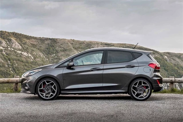 2. Ford Fiesta ST 2018 (giá khởi điểm: 21.285 USD).