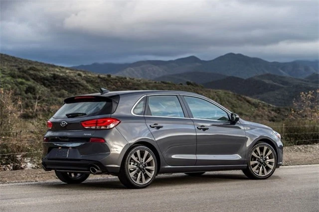 4. Hyundai Elantra GT 2018 (giá khởi điểm: 19.350 USD).