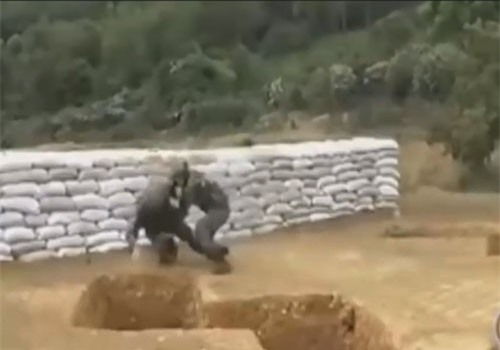 Clip: ‘Hết hồn’ với ‘tuyệt kỹ’ ném lựu đạn của anh lính 